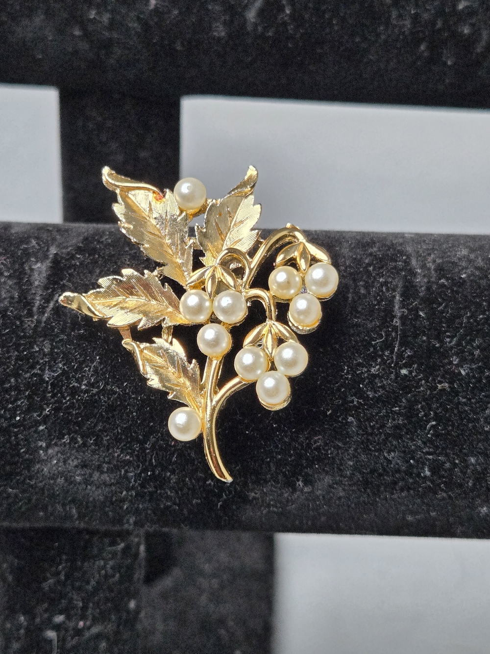 CROWN TRIFARI GOLD TONE FAUX PEARL PIN BROOCH ~ COLLECTOR CONDITION VGC